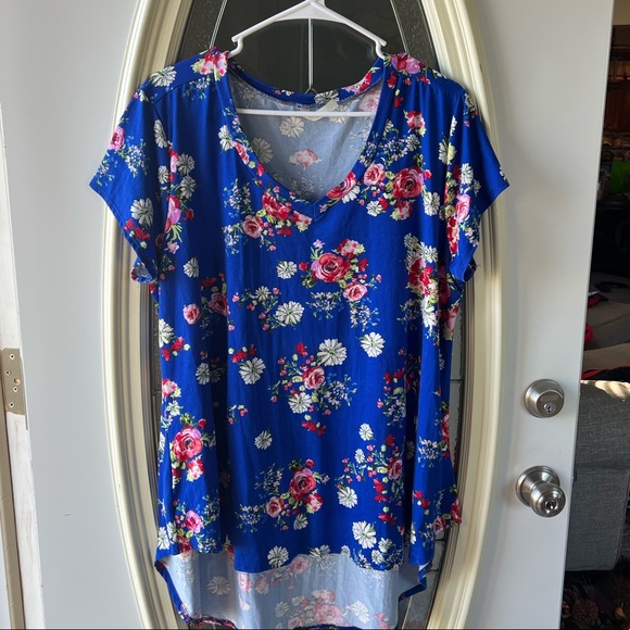 Set of two buttery soft tees size XL cool melon tops in blue and red floral - Picture 5 of 6